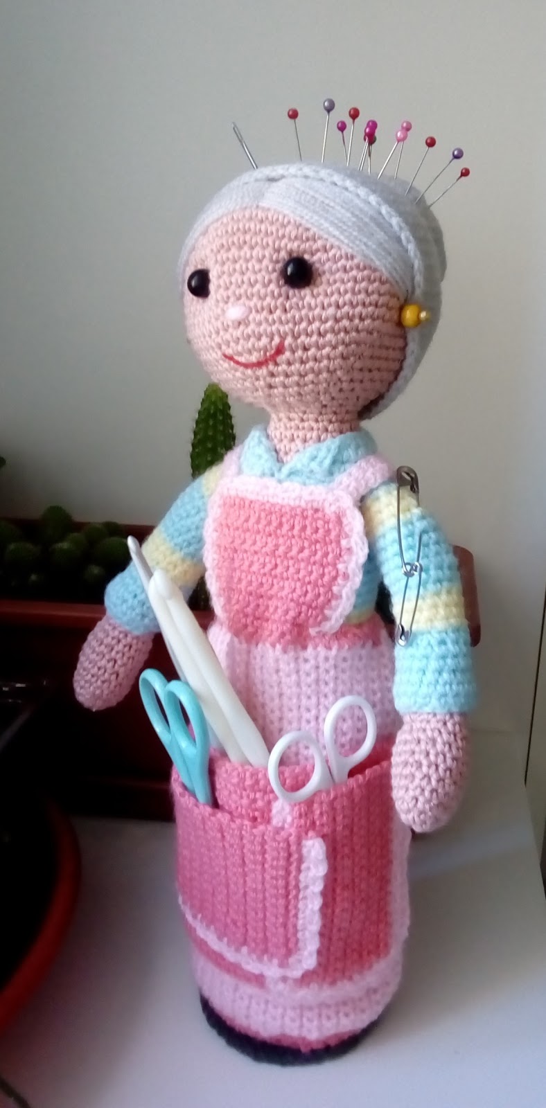 muñeca costurera amigurumi