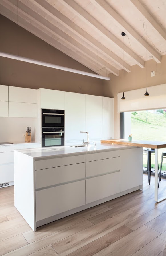 cocinas-blancas-con-isla-abiertas-diseno-santos-estudio-gijon