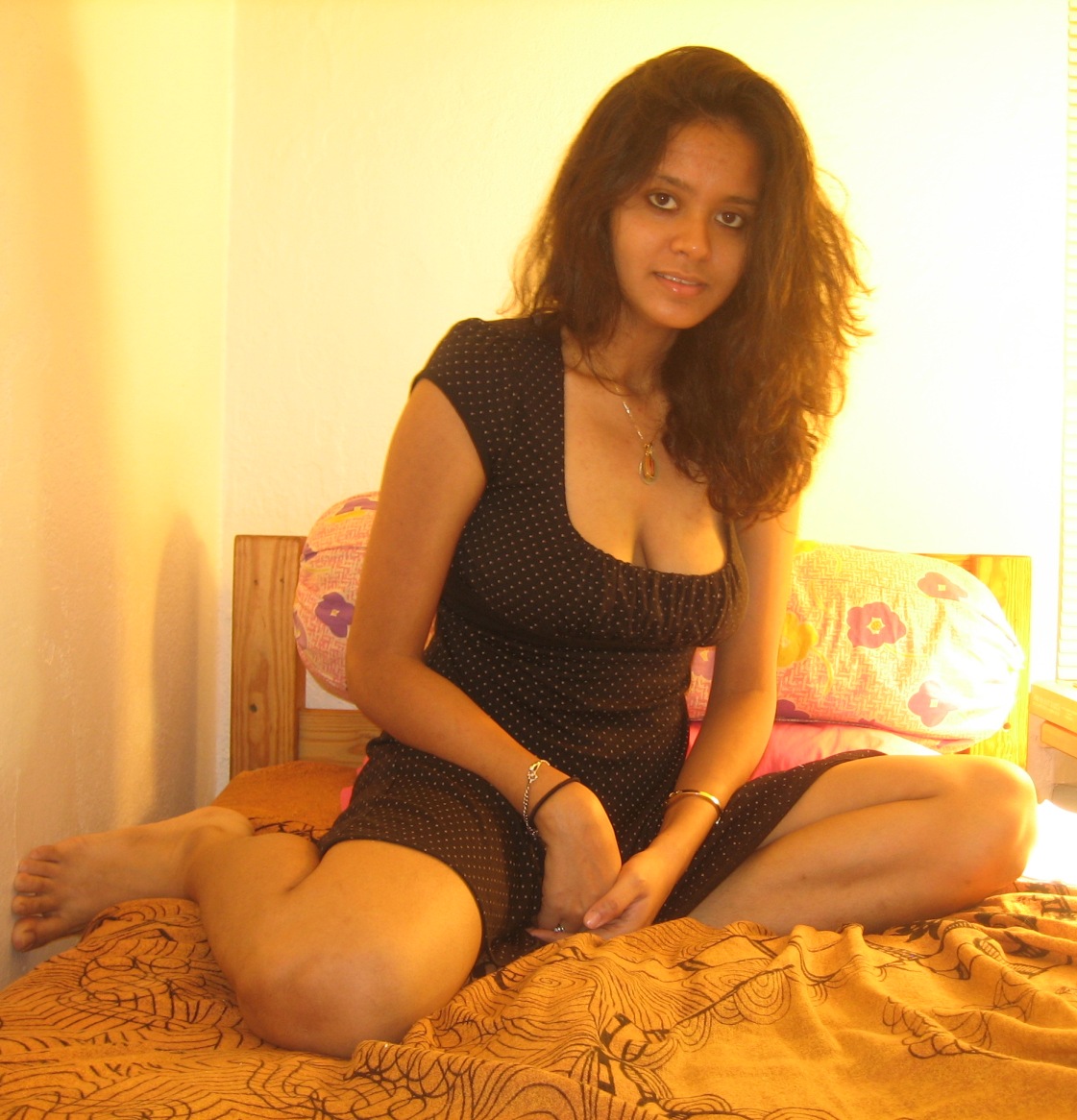 Very Hot Indian Girl Friend Showing Claveage In Photoshoot -2419
