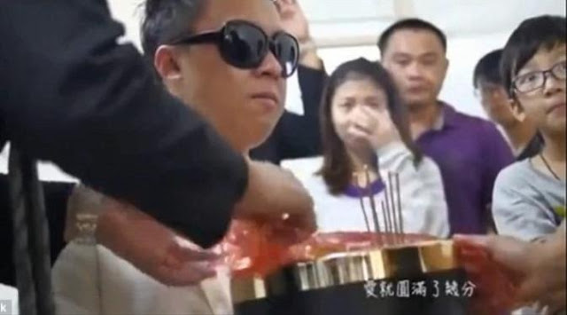 Walaupun Berbentuk Abu, Pria Ini Tetap Menikahi Calon Istrinya Walaupun Berbentuk Abu, Pria Ini Tetap Menikahi Calon Istrinya