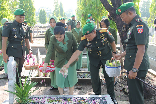 Dalam Rangka Hari Juang TNI AD, Dandim Sragen Ziarah Rombongan Di TMP Kusuma Bhakti Jurug Dalam Rangka Hari Juang TNI AD, Dandim Sragen Ziarah Rombongan Di TMP Kusuma Bhakti Jurug