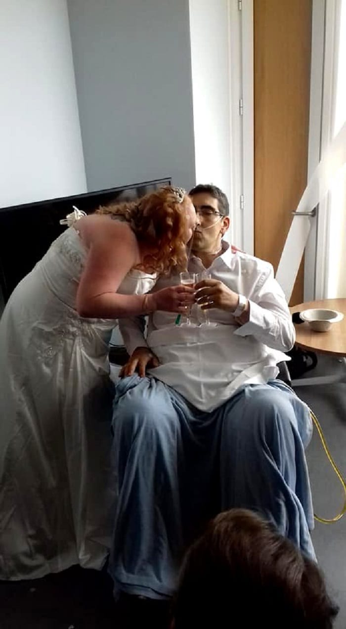Doi britanici s-au căsătorit în spital cu doar câteva ore înainte ca mirele să moară din cauza cancerului | FOTO