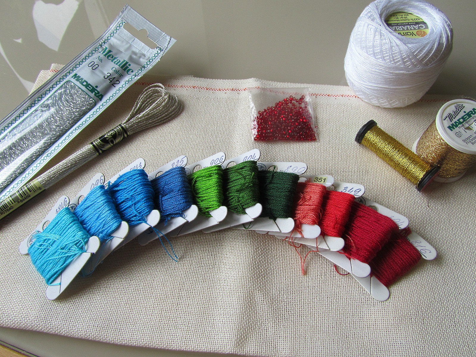 нитки для вышивания. нитки для вышивки крестиком. нитки для вышивания. вышивка мулине. шелковая нить для вышивания.