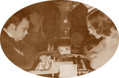 Jaume Anguera jugamdo al ajedrez en 1974