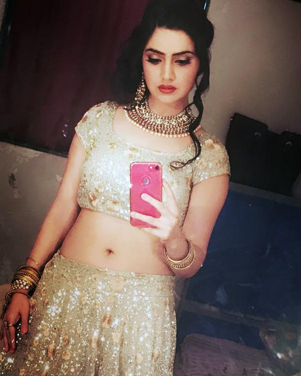 Kenisha Bhardwaj actress ullu games of karma sangeet Kenisha Bhardwaj navel saree actress ullu games of karma sangeet