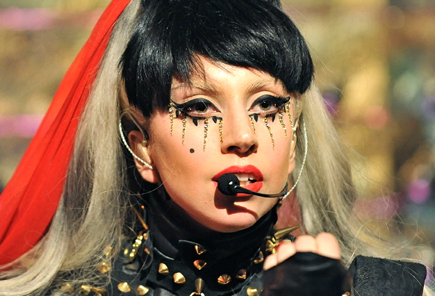 800_lady_gaga_graham_norton_show_110513.