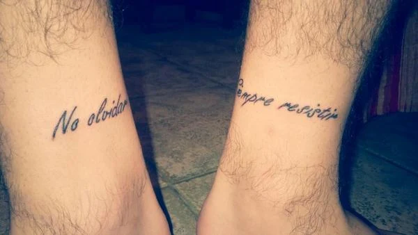 tatuaje con la frase no olvidar siempre resistir