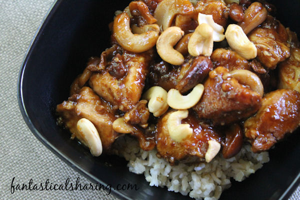 Slow Cooker Cashew Chicken // This delish Chinese-American recipe is slow cooked in a garlic sauce and crunchy cashews! #recipe #chicken #slowcooker #crockpot #maindish