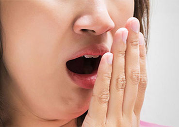 هل زراعة الاسنان تسبب رائحه كريهه؟