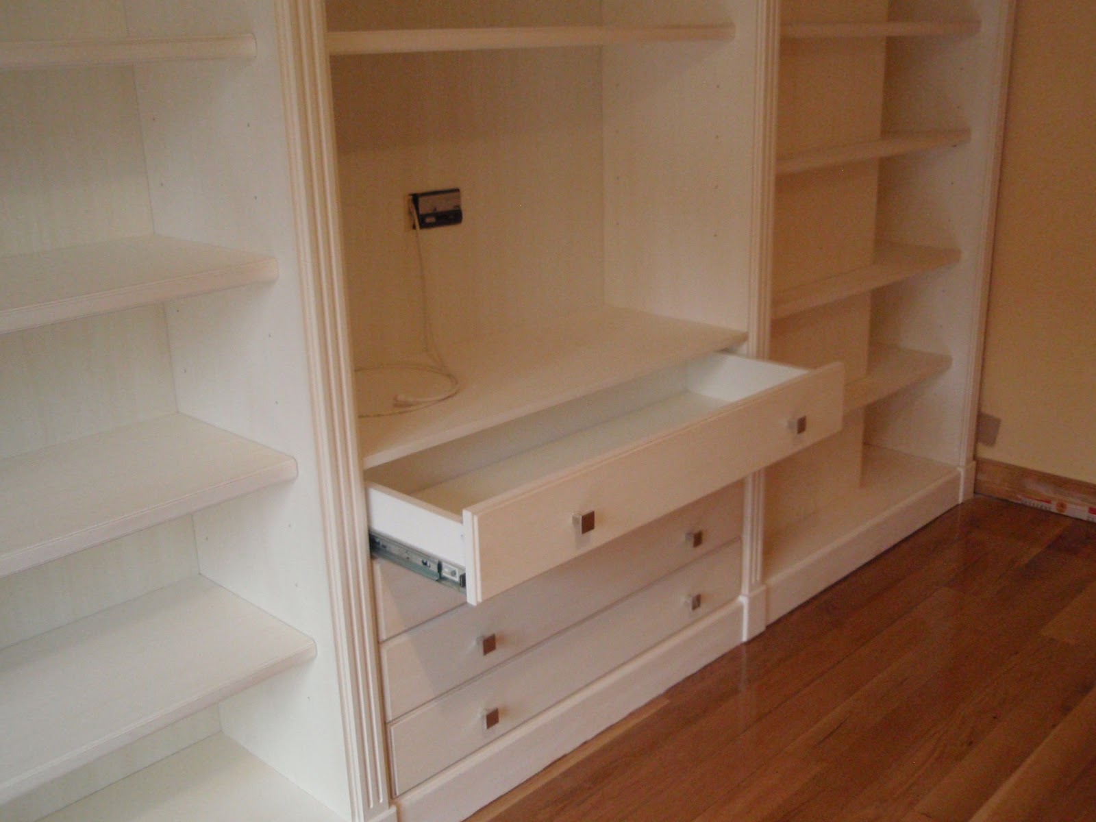 Mueble de pared completa a medida, en madera lacada CARPINTERÍA Y