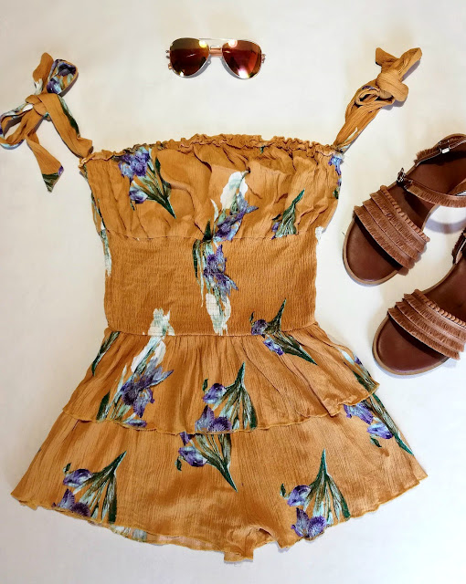 romper, playsuit, yellow, summer, ljeto, kombinezon, floral, mustard yellow, cvjetni uzorak, sunglasses, sunčane naočale, sandale, sandals, affordable