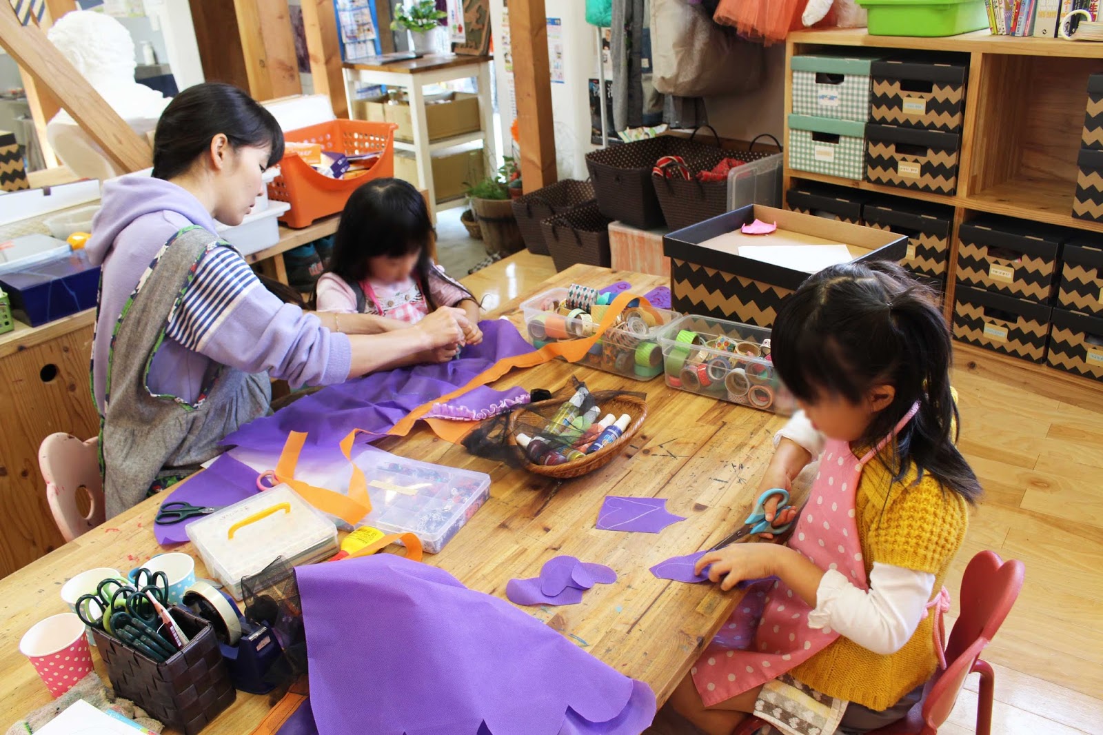 山王ひなた美術教室ブログ 可愛いハロウィン 幼児さんの衣装制作 ワクワク楽しもう ファンタジーな魔法の杖制作