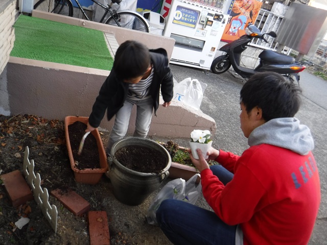 鎌倉ｙｍｃａかまくらっ子スクール 公式ブログ 鎌倉ymca お花のお手入れも思い出の一つ