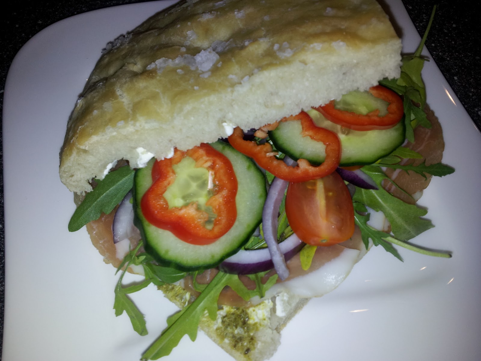 . Fylt foccaicia brød med spekeskinke, rucculasalat, pesto og smørost