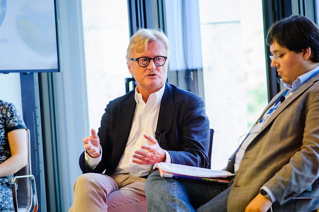 Ein Foto zeigt Hans-Ulrich Jörges und Daniel Bouhs im Gespräch