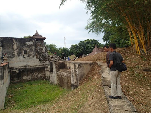 Jalan-Jalan Sore ke Gua Sunyaragi Cirebon gua sunyaragi cirebon jawa barat