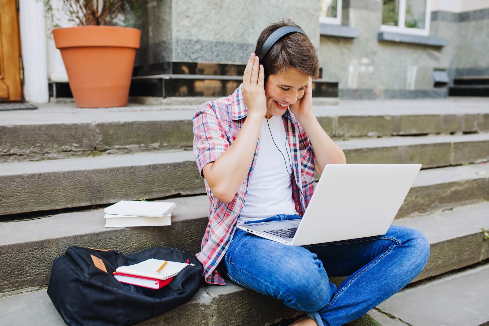 Аудио уроки изучения. Подросток с ноутбуком. Подросток за компьютером. Изучение подростков на компьютере. Изучение английского по аудиокнигам.