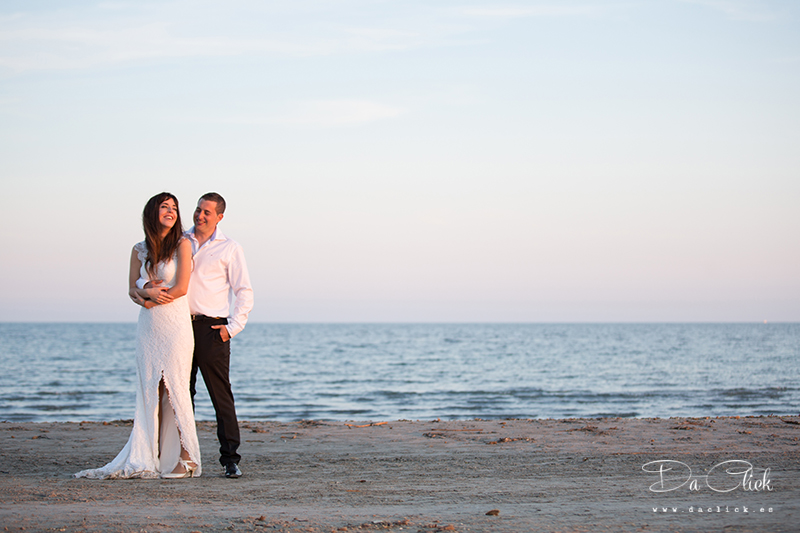pareja de novios en la playa