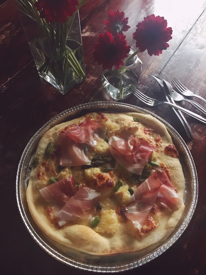 Pizza con Speck, Brie, Asparagi & Olio Extravergine di Oliva al Tartufo