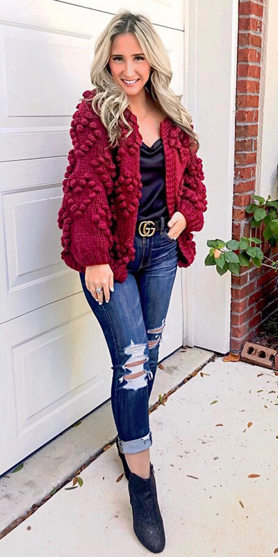 No matter what kind of date night you have planned for Valentine's Day. Here are 29 Romantic Valentines Day Outfits to Wow Your Date. Women's style + Fashion via higiggle.com | cute cardigan & casual look | #valentine #fashion #romance #cardigan