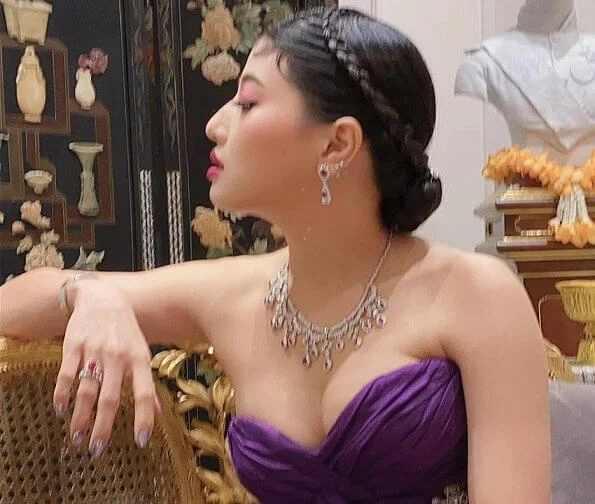 Princess Sirivannavari wore a dark purple Thai silk evening gown designed by herself and which is from her own brand Sirivannavari Bangkok couture