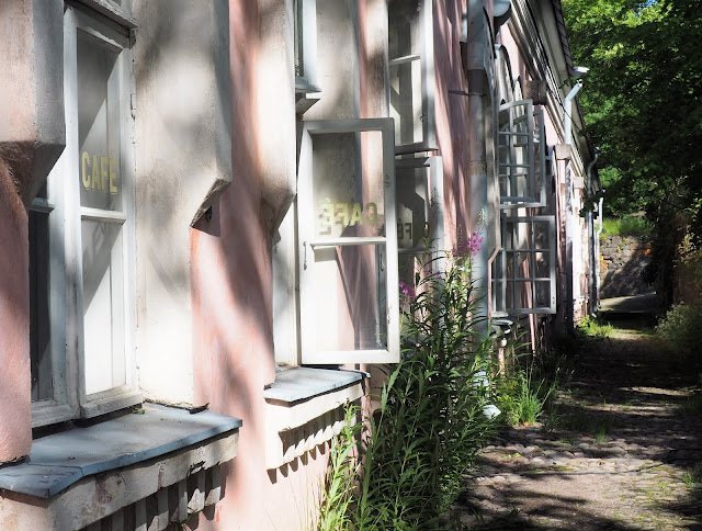 pinkki talo, suomenlinna, helsinki, kesaretki, valkoiset ikkunanpuitteet