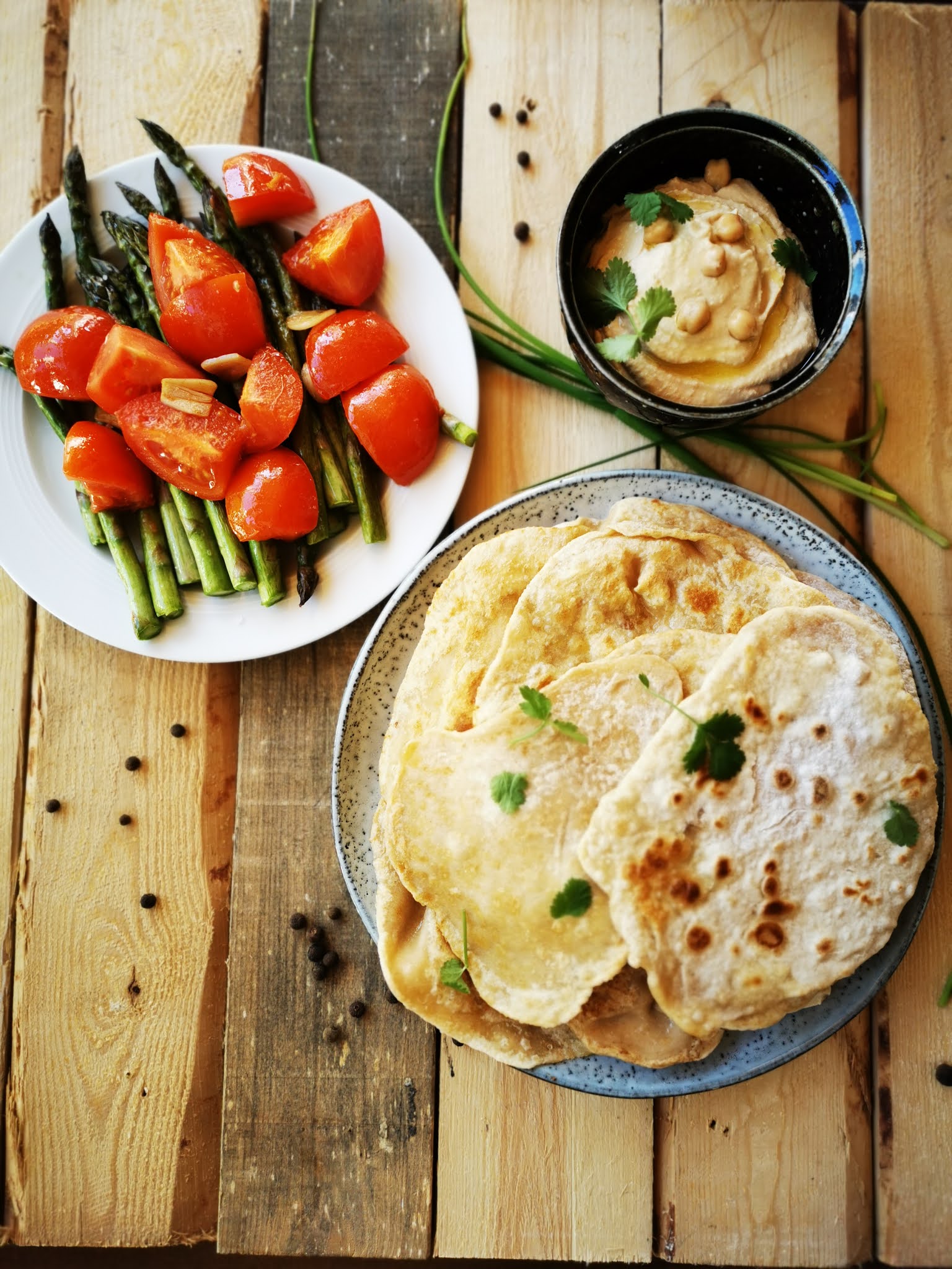 Orientalisches Fladenbrot mit Hummus und Gemüse