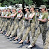 Ministério da Defesa da Ucrânia vira alvo de críticas após forçar mulheres soldados a marchar de salto alto