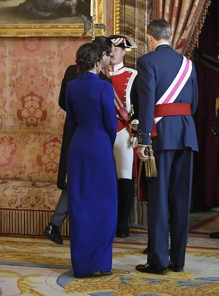 Queen Letizia wears the sapphire and diamond earrings of María de las Mercedes, Bvlgari. Queen wore a carli navy blue long dress by LoLa Li