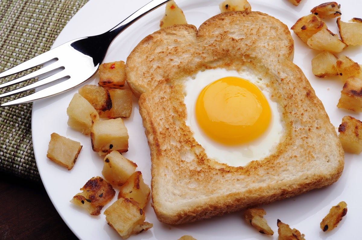 Завтраки рецепты хлеб. Яичница в тостовом хлебе на сковороде. Глазунья в хлебе. Завтрак с яйцом и хлебом. Завтрак яичница в хлебе.