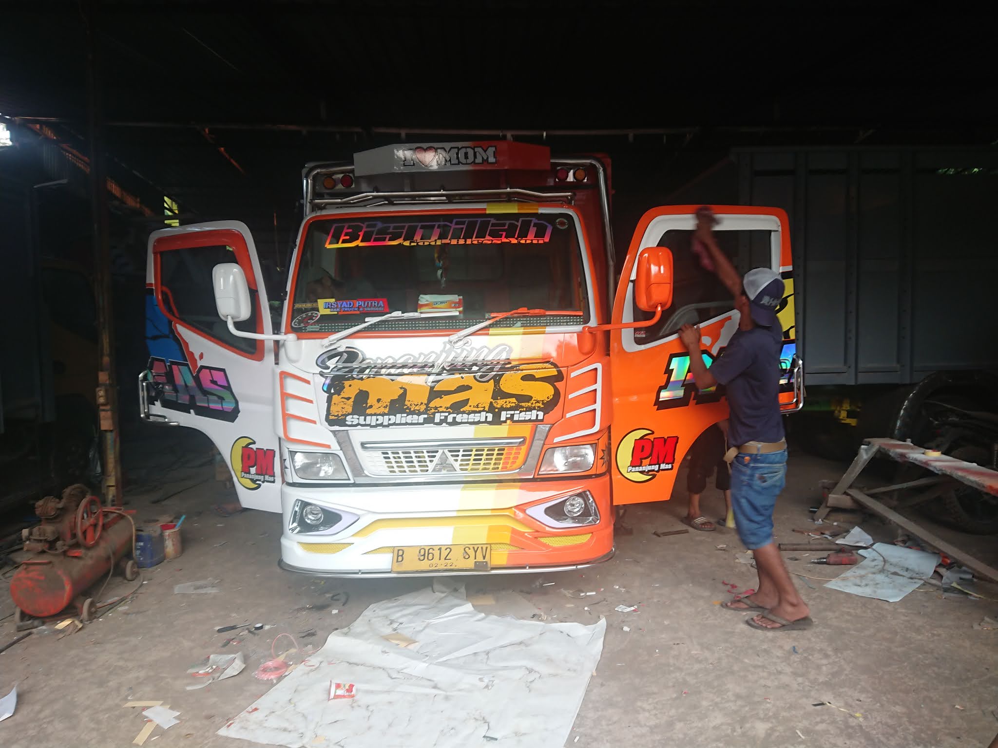 Bemper Jetbus dan Full LED Truk Modifikasi Canter Kombinasi Orange