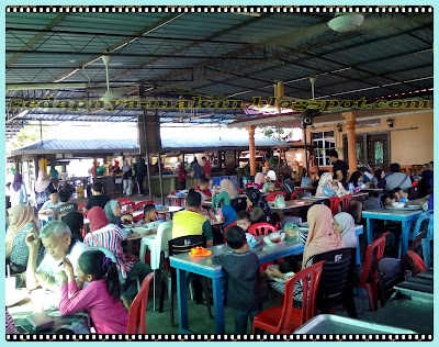 Orang ramai menikmati laksa janggus