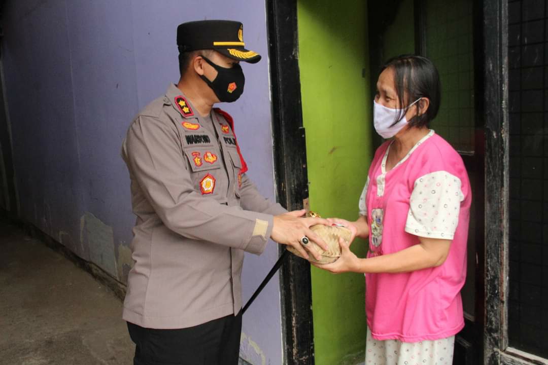 Kapolres Jepara Turun Langsung Bagikan Daging Hewan Kurban 1 SAVE 20210721 181338