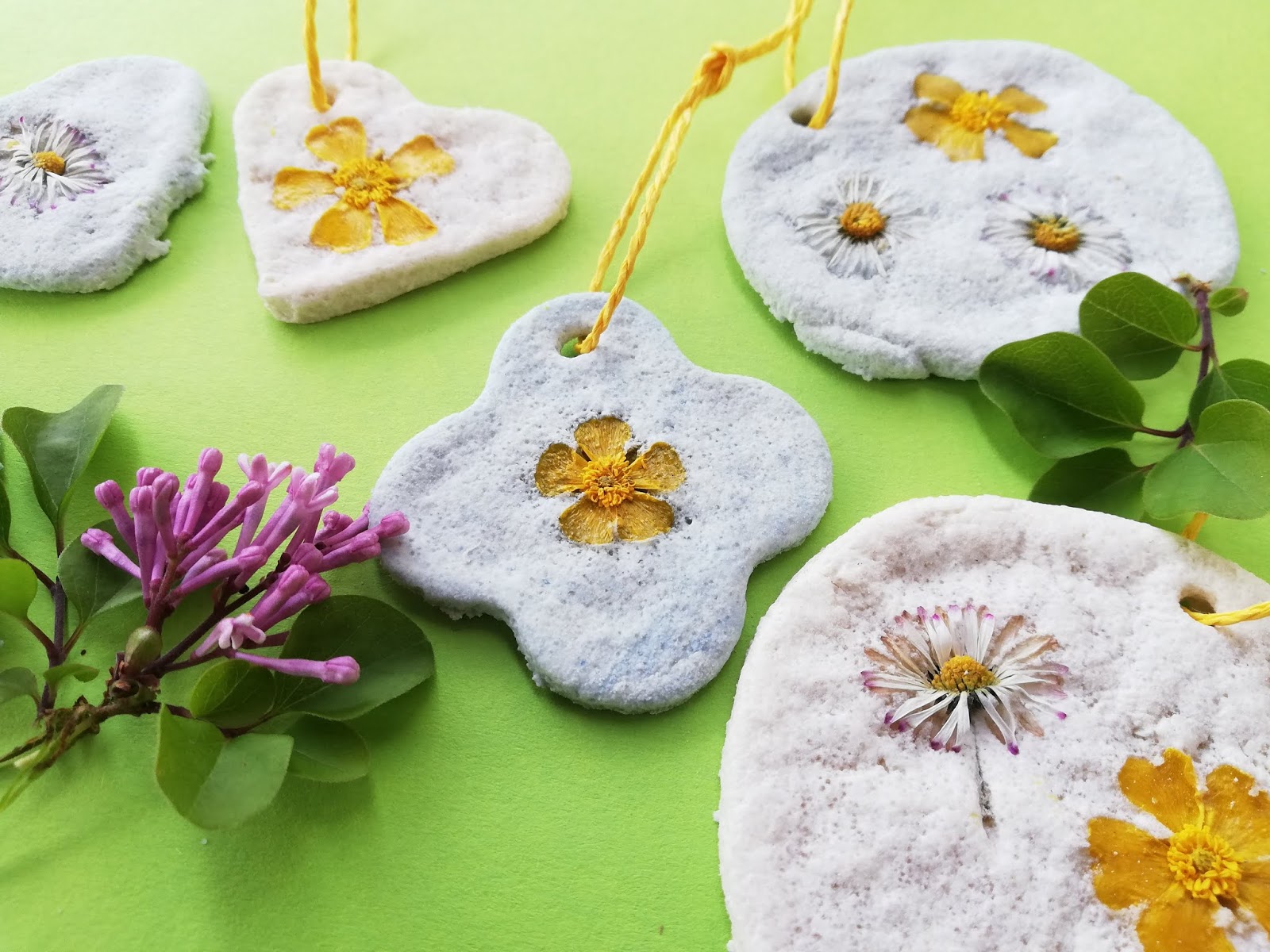 Familie und mehr DIY mit Kindern Blumenanhänger aus Salzteig