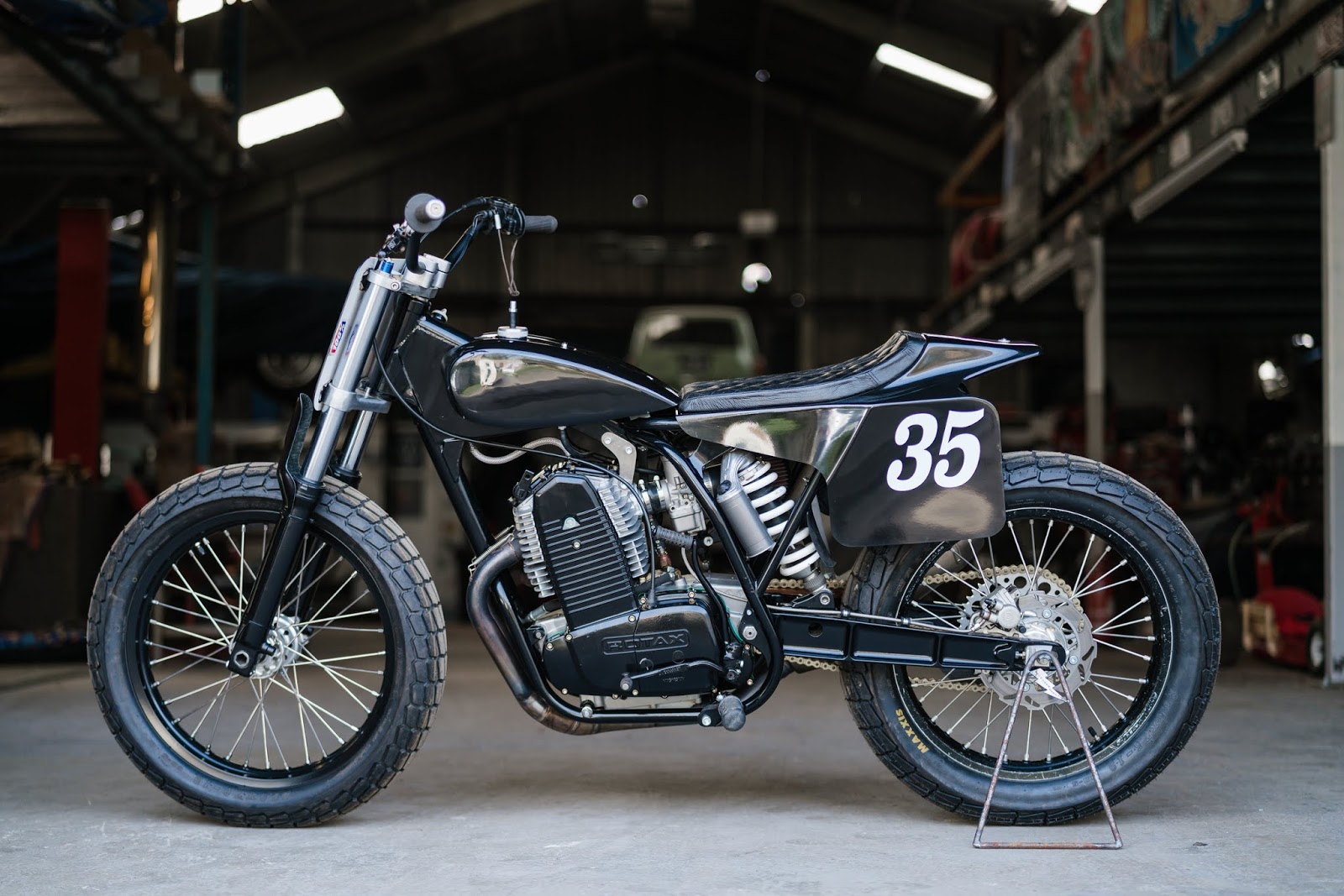 Moto guzzi v7 iii scrambler. кастом в стиле полосок. кастомный мотоцикл урал. Moto guzzi v7 special 2011. Yamaha mt-07 кастом.