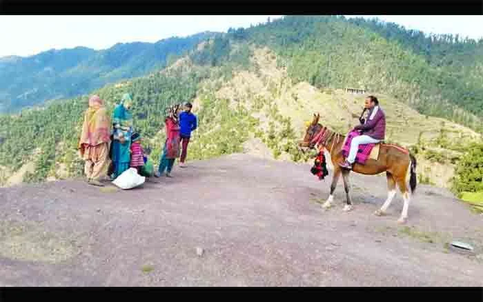 Govt teacher gets on a horse to check dropout rate in Rajouri village, Srinagar, News, Education, Teacher, Students, Parents, School, Award, Lifestyle & Fashion, National