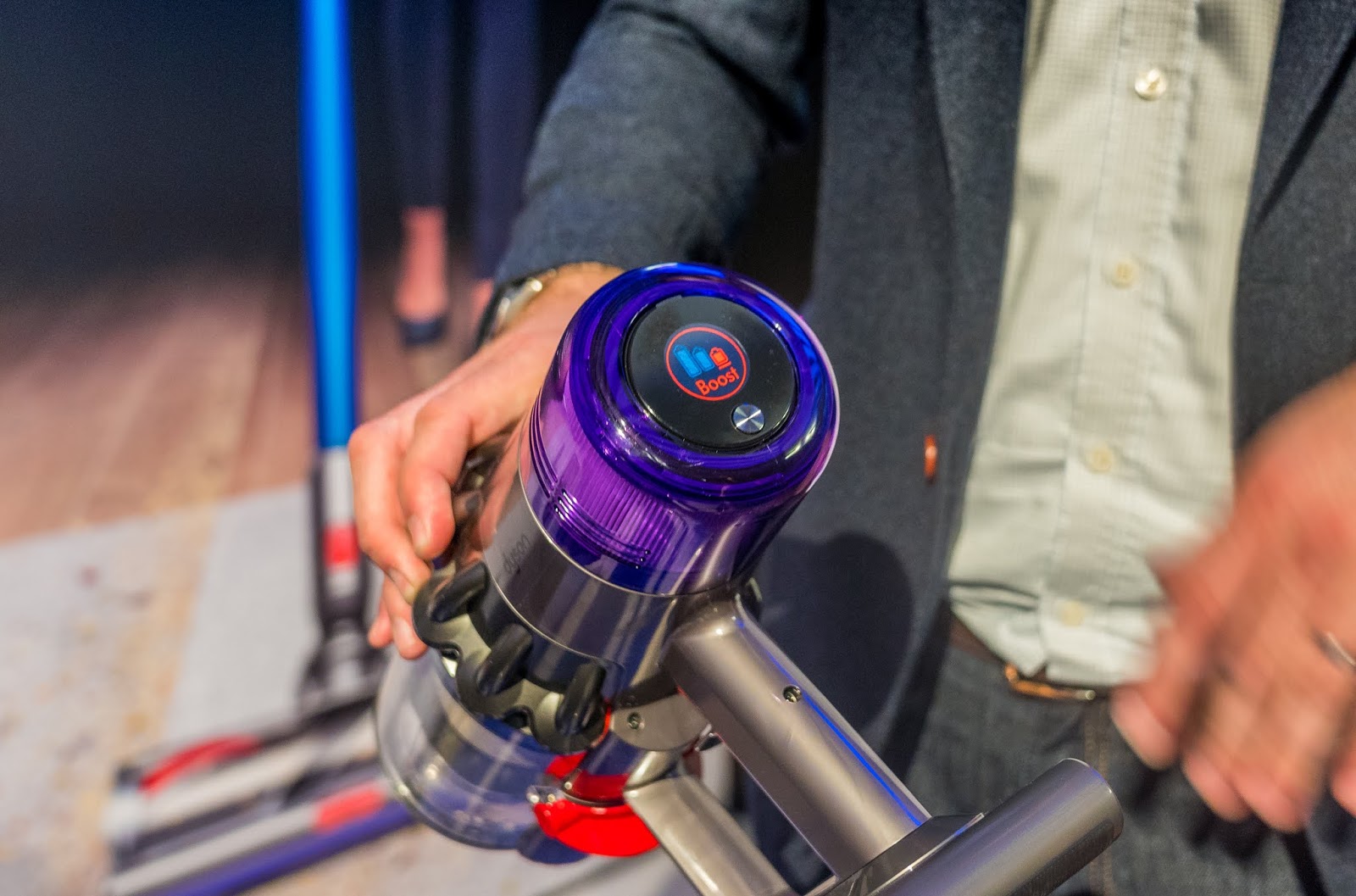Dyson 4к. Дайсон air multiplier. Бутик дайсон. Dyson фирменный. Dyson v11 презентация.