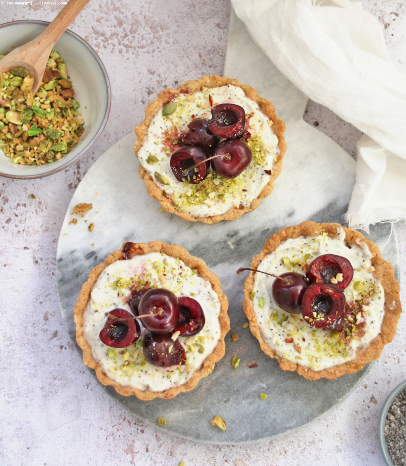 gefüllte Kirschtartelettes mit weißer-Schokolade-Mohncreme