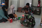 Anggota TNI Belajar Membuat Makanan Ringan Bersama Warga
