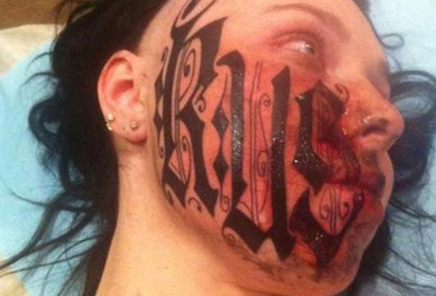 Tatuador cria polémica ao tatuar seu nome no rosto da namorada