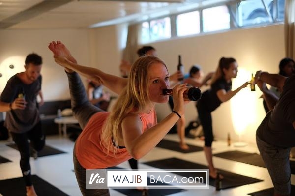 Buka Botolmu, Buka Oplosanmu, Inilah Yoga Unik Sambil Mabuk! Buka Botolmu, Buka Oplosanmu, Inilah Yoga Unik Sambil Mabuk!