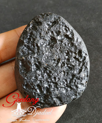 batu satam meteorit textite