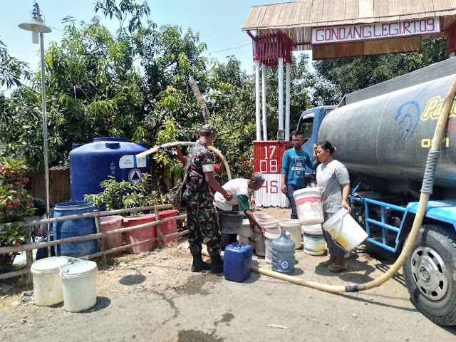 Babinsa Gilirejo Dampingi Dropping Air Bersih 24.000 Liter Babinsa Gilirejo Dampingi Dropping Air Bersih 24.000 Liter
