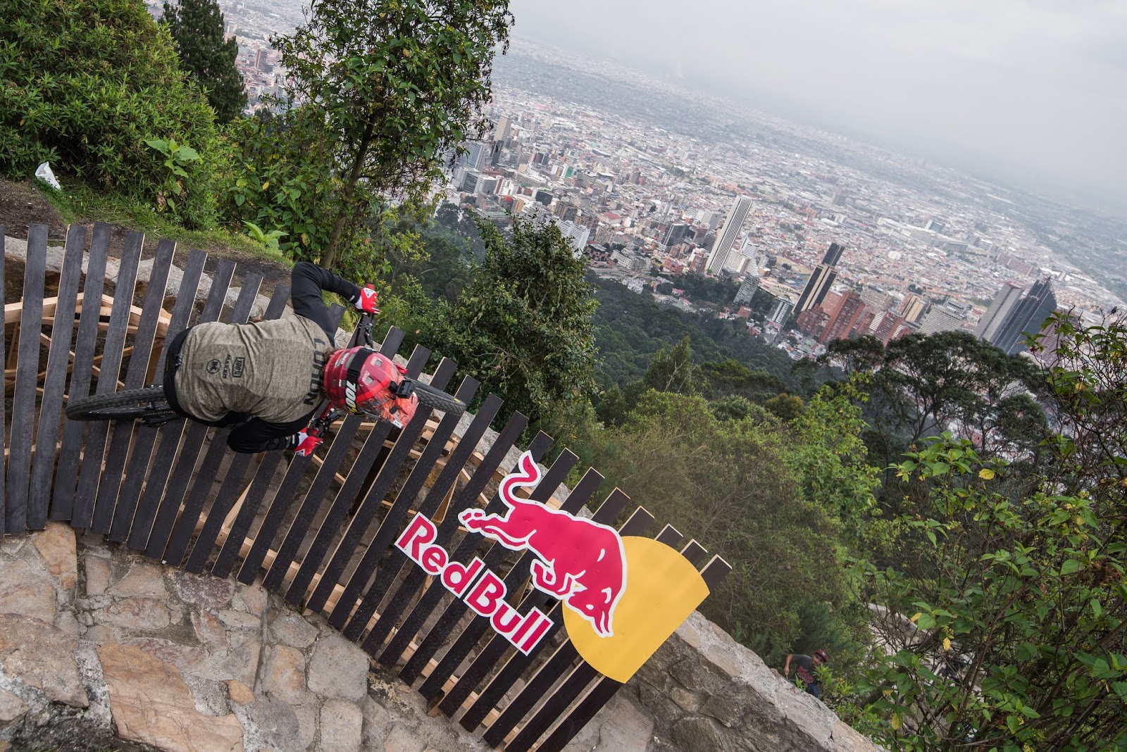 Tomáš Slavík conquista el Red Bull Monserrate Cerro abajo en Colombia