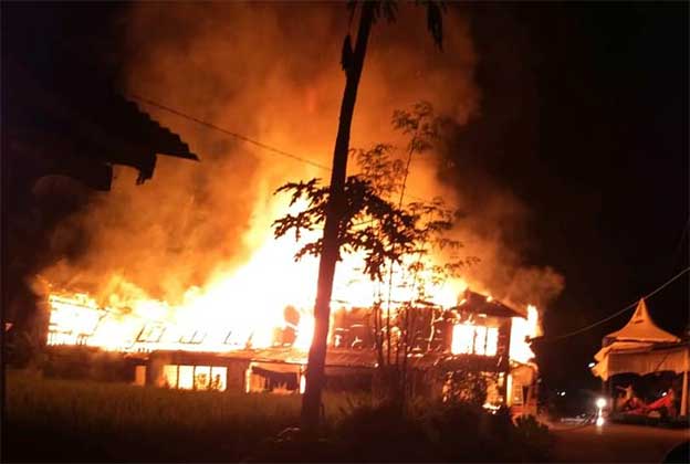 Api tampak membara membakar dua ruko dan dua rumah warga di Pasa Basuang
