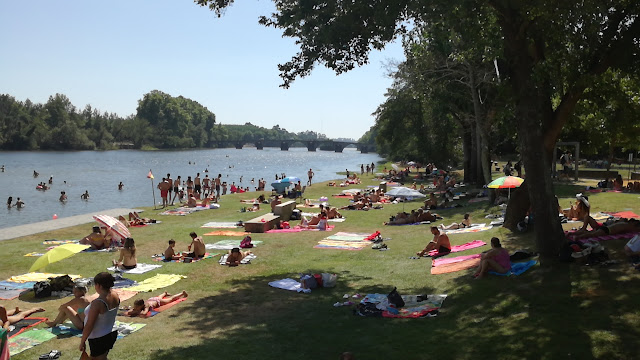 Praia Fluvial do Faial e seu relvado na margem Praia Fluvial do Faial e seu relvado na margem