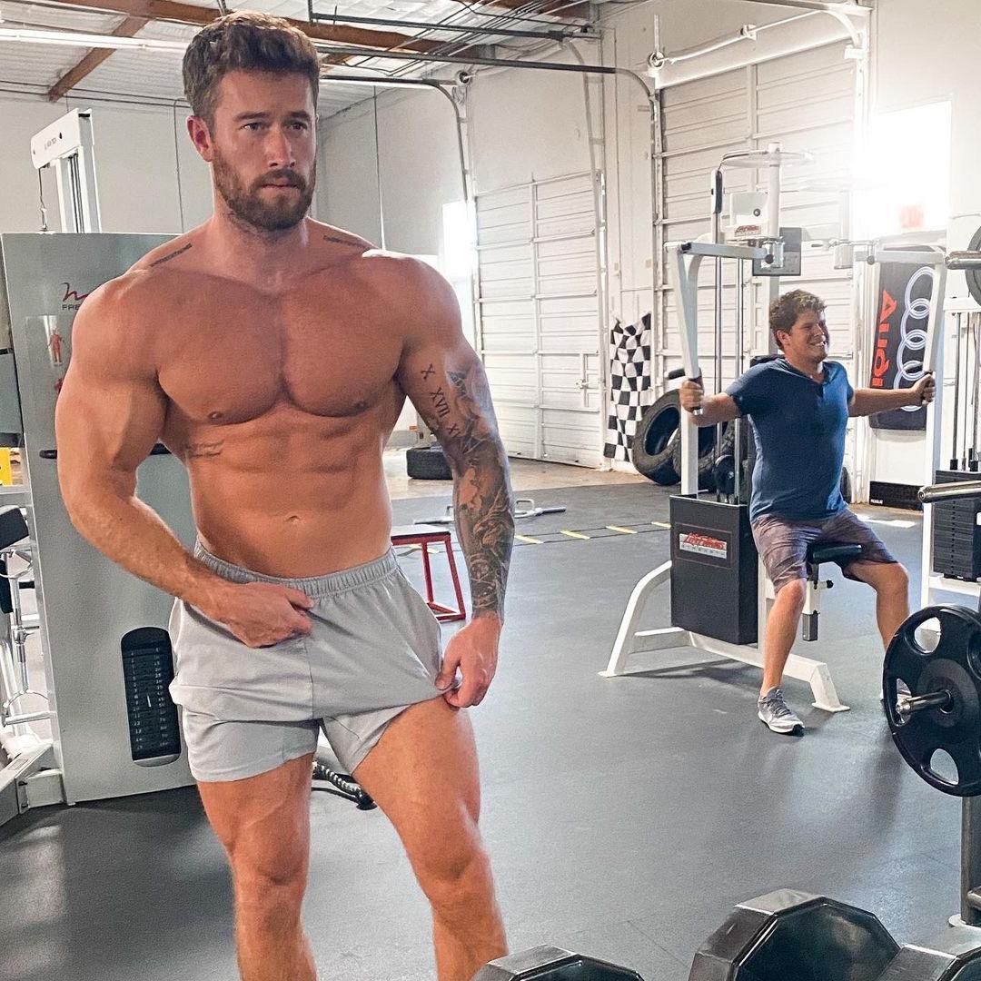 sexy-bearded-alpha-beefcake-brenton-ross-simmons-young-shirtless-muscular-swole-gym-hunk