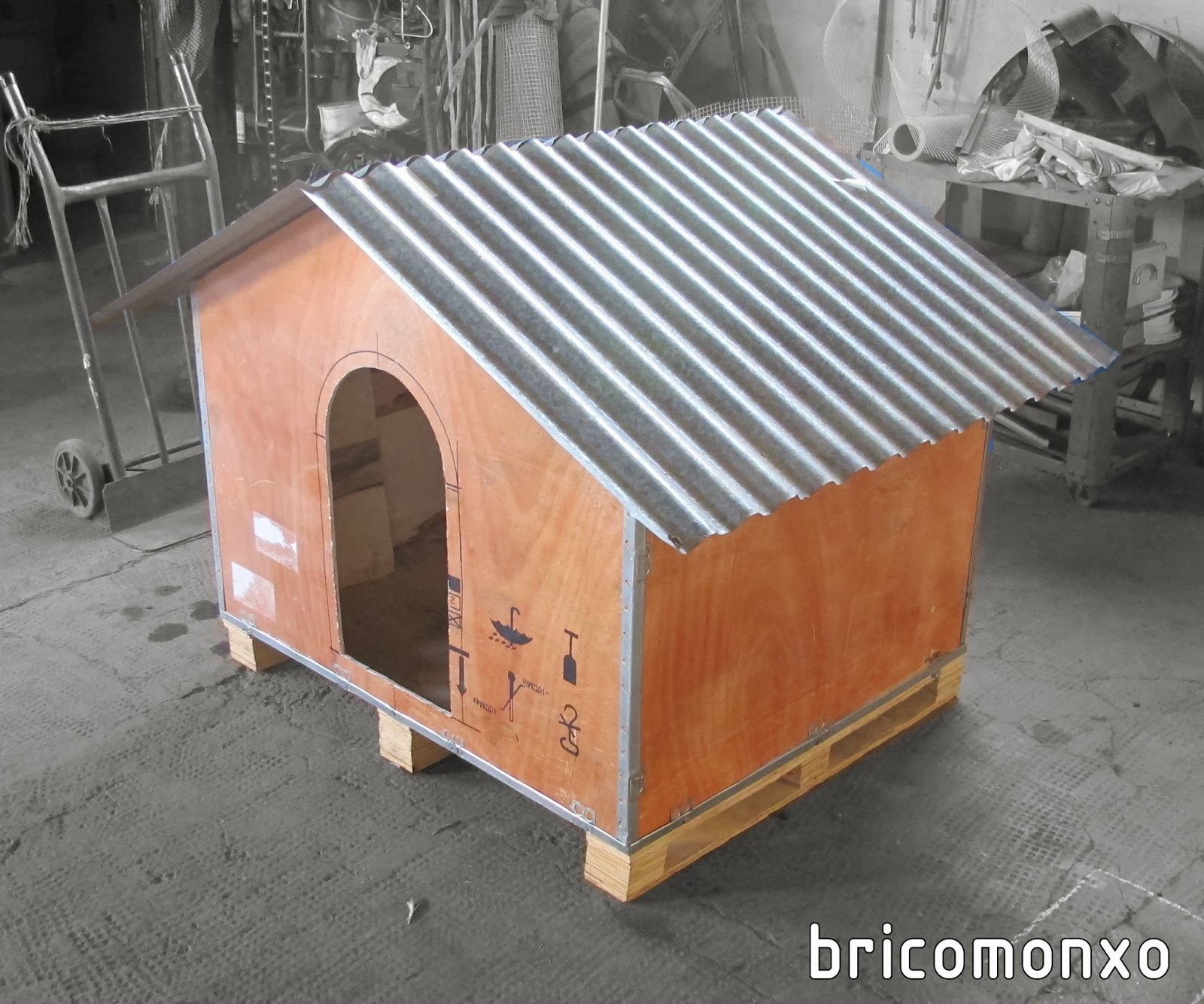 Caseta para el perro (cajón de madera reciclado)
