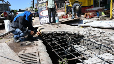 Ciudadano de Culiacán tapa la alcantarilla donde cayó Alejandra; repararla costaba mil 500 pesos