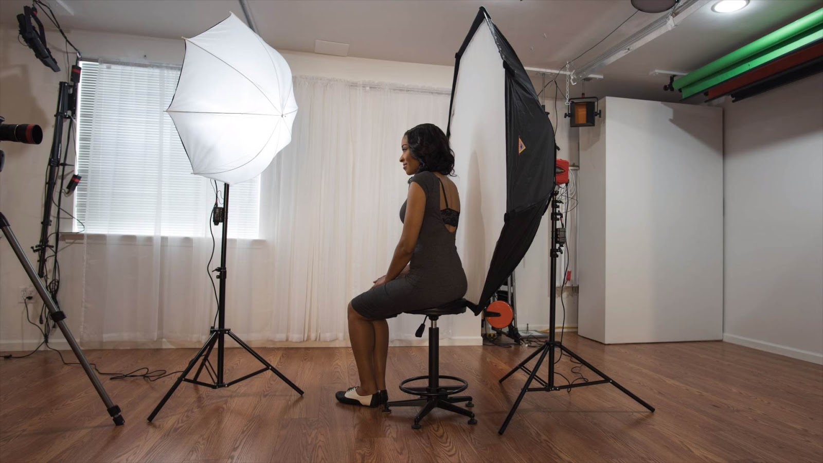 Как снимать в темном помещении. Съемка с отражателем портретов. Девушка в темной комнате. Съемка с накамерной вспышкой. Съемка в темном помещении фото.